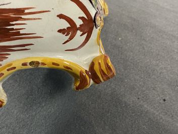 Een polychrome Delftse zakhorlogehouder, 18e eeuw